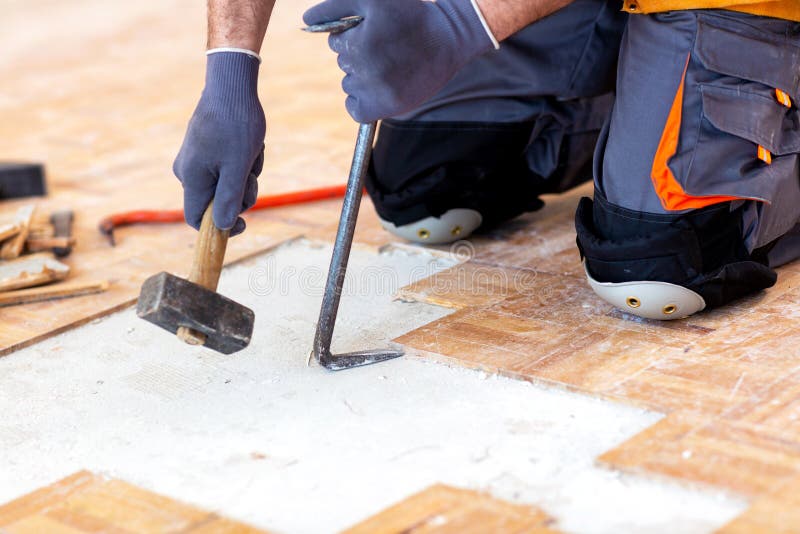 Aantrekkelijke jonge mens die het handwerk doen stock fotografie Aantrekkelijke jonge mens die het handwerk doen stock fotografie