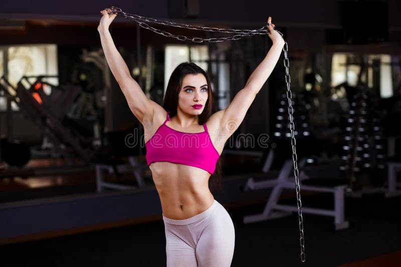 Aantrekkelijke jonge spiervrouwenbodybuilder met perfect lichaam po royalty-vrije stock foto's Aantrekkelijke jonge spiervrouwenbodybuilder met perfect lichaam po royalty-vrije stock foto's