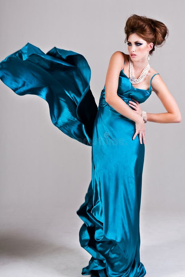Jonge Vrouw Die Blauwe Kleding Van Het Draagt Stock Foto - Image of mooi, parels: