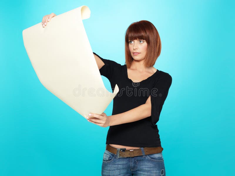 Aantrekkelijke jonge vrouw die een tekening bekijkt stock afbeeldingen Aantrekkelijke jonge vrouw die een tekening bekijkt stock afbeeldingen