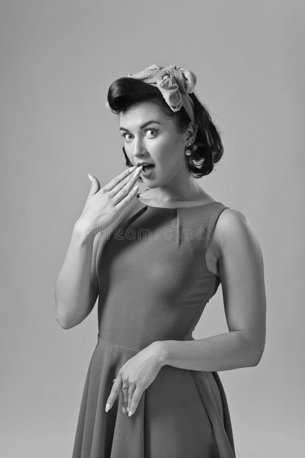 Aantrekkelijke jonge vrouw in jaren '50stijl met perfect samenstelling en Ha royalty-vrije stock fotografie Aantrekkelijke jonge vrouw in jaren '50stijl met perfect samenstelling en Ha royalty-vrije stock fotografie