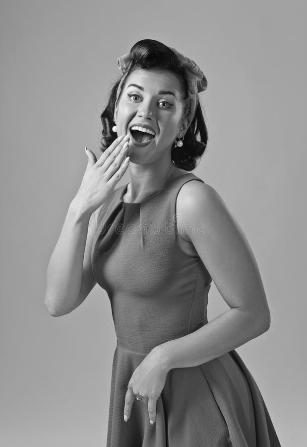 Aantrekkelijke jonge vrouw in jaren '50stijl met perfect samenstelling en Ha stock foto's Aantrekkelijke jonge vrouw in jaren '50stijl met perfect samenstelling en Ha stock foto's