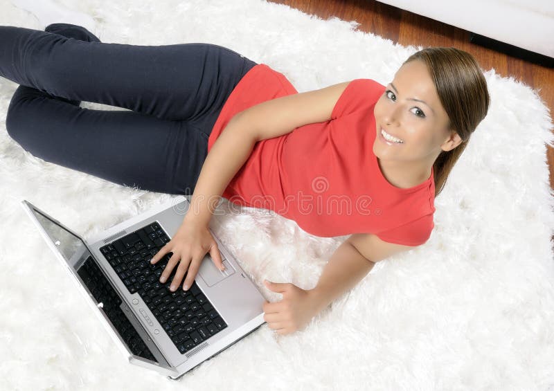 Aantrekkelijke jonge vrouw met een computer royalty-vrije stock afbeeldingen Aantrekkelijke jonge vrouw met een computer royalty-vrije stock afbeeldingen