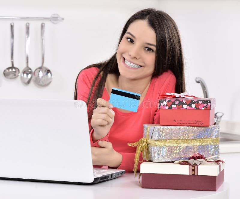 Aantrekkelijke jonge vrouw met giftdozen stock afbeelding Aantrekkelijke jonge vrouw met giftdozen stock afbeelding