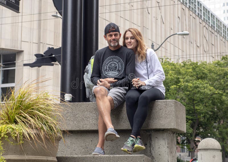 Aantrekkelijke Kaukasische vrouw en haar echtgenoot op vakantie voor Seattle Art Museum in Seattle, Washington stock foto's Aantrekkelijke Kaukasische vrouw en haar echtgenoot op vakantie voor Seattle Art Museum in Seattle, Washington stock foto's