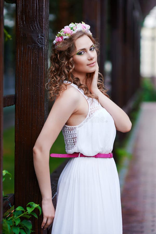 Aantrekkelijke mooie vrouw in Griekse stijl royalty-vrije stock fotografie Aantrekkelijke mooie vrouw in Griekse stijl royalty-vrije stock fotografie
