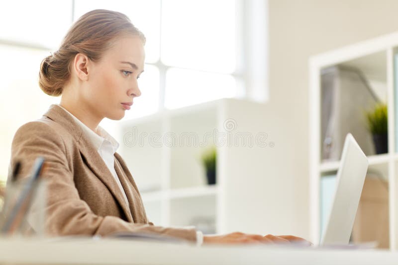 Aantrekkelijke Onderneemster Concentrated op het Werk royalty-vrije stock fotografie Aantrekkelijke Onderneemster Concentrated op het Werk royalty-vrije stock fotografie