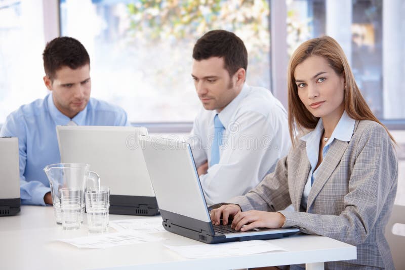 Aantrekkelijke onderneemster en collega's stock afbeeldingen Aantrekkelijke onderneemster en collega's stock afbeeldingen