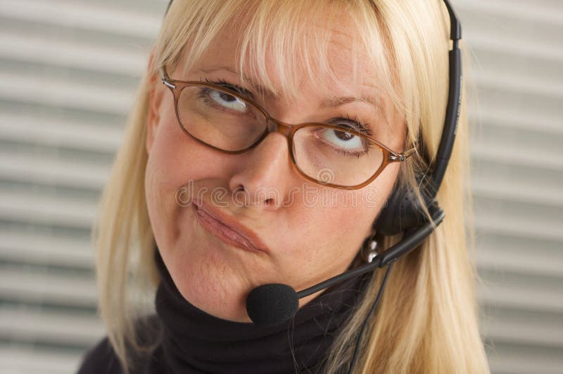 Aantrekkelijke Onderneemster met de Hoofdtelefoon van de Telefoon stock fotografie Aantrekkelijke Onderneemster met de Hoofdtelefoon van de Telefoon stock fotografie
