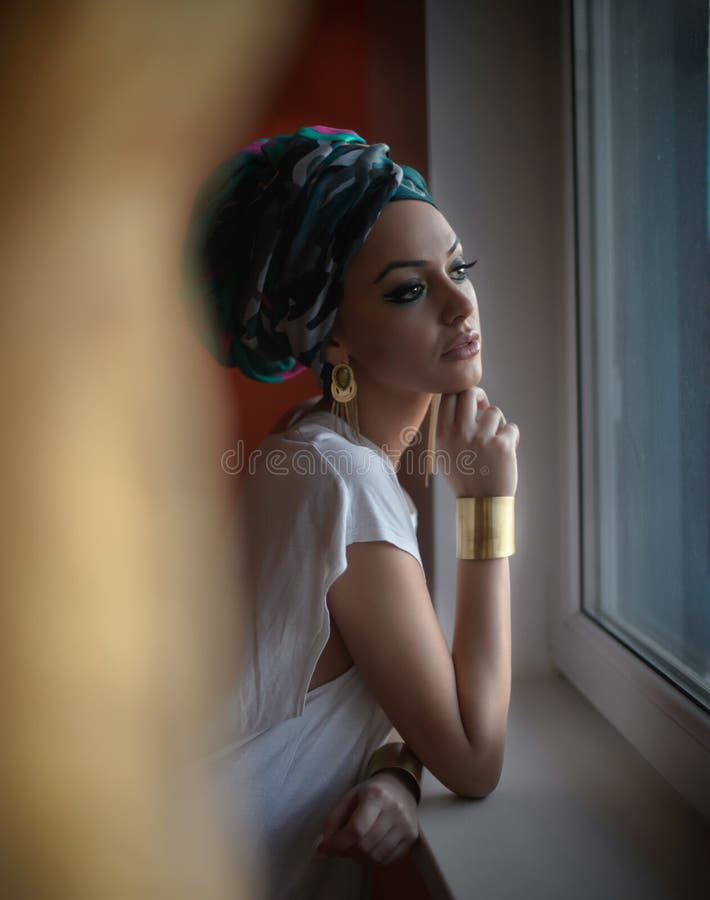 Aantrekkelijke sexy dame in het witte blouse stellen in raamkozijn die buiten eruit zien Portret van sensuele jonge vrouw met tul royalty-vrije stock foto's Aantrekkelijke sexy dame in het witte blouse stellen in raamkozijn die buiten eruit zien Portret van sensuele jonge vrouw met tul royalty-vrije stock foto's