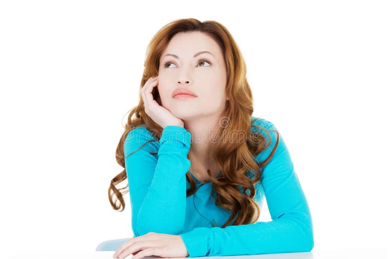 Aantrekkelijke toevallige haar hoofd propping en vrouw die omhoog kijken. royalty-vrije stock afbeeldingen Aantrekkelijke toevallige haar hoofd propping en vrouw die omhoog kijken. royalty-vrije stock afbeeldingen