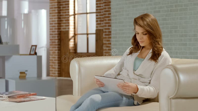 Aantrekkelijke vrouw die Internet die op tablet surfen, online orden, het winkelen maken royalty-vrije stock foto Aantrekkelijke vrouw die Internet die op tablet surfen, online orden, het winkelen maken royalty-vrije stock foto