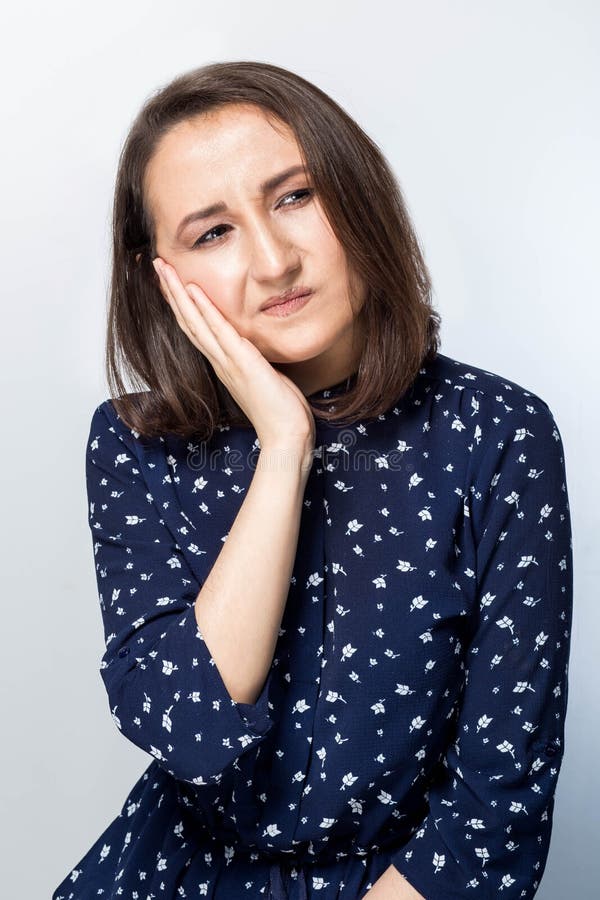 Aantrekkelijke vrouw die pijnlijke tandpijn voelen Tandgezondheid en Zorgconcept royalty-vrije stock afbeeldingen Aantrekkelijke vrouw die pijnlijke tandpijn voelen Tandgezondheid en Zorgconcept royalty-vrije stock afbeeldingen