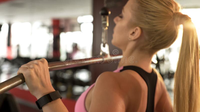 Aantrekkelijke vrouw die voorpull-down doen, die in gymnastiek op een zonnige dag uitoefenen, sport royalty-vrije stock foto Aantrekkelijke vrouw die voorpull-down doen, die in gymnastiek op een zonnige dag uitoefenen, sport royalty-vrije stock foto