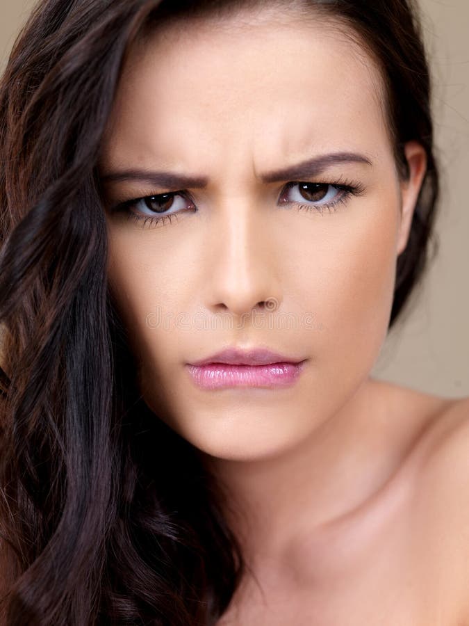 Aantrekkelijke vrouw met in verwarring gebrachte frown stock foto Aantrekkelijke vrouw met in verwarring gebrachte frown stock foto