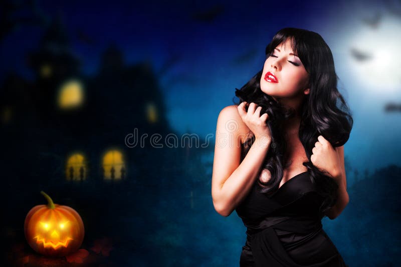Aantrekkelijke vrouw voor een Halloween-huis stock foto's Aantrekkelijke vrouw voor een Halloween-huis stock foto's
