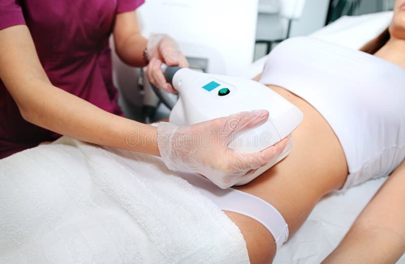 Aantrekkelijke vrouwelijke buik die een coole sculpprocedure voor lichaamsafslanking krijgt. cryolipolyse behandeling en behandeli royalty-vrije stock foto Aantrekkelijke vrouwelijke buik die een coole sculpprocedure voor lichaamsafslanking krijgt. cryolipolyse behandeling en behandeli royalty-vrije stock foto