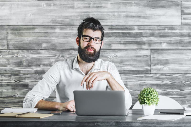Aantrekkelijke zakenman die laptop computer met behulp van royalty-vrije stock foto
