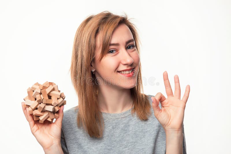 Aantrekkelijke 24 éénjarigen bedrijfsvrouw kijken die die met houten raadsel wordt verward stock afbeeldingen Aantrekkelijke 24 éénjarigen bedrijfsvrouw kijken die die met houten raadsel wordt verward stock afbeeldingen