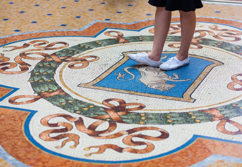 Aanzettend stierenmozaïek in Galleria Vittorio Emanuele II winkelcomplex royalty-vrije stock afbeeldingen Aanzettend stierenmozaïek in Galleria Vittorio Emanuele II winkelcomplex royalty-vrije stock afbeeldingen