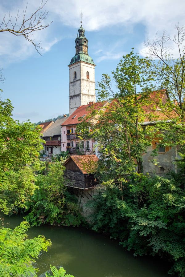 Aanzicht op de rivier Selca Sora en de St. Jacob-kerk in Skofja Loka stock afbeeldingen Aanzicht op de rivier Selca Sora en de St. Jacob-kerk in Skofja Loka stock afbeeldingen