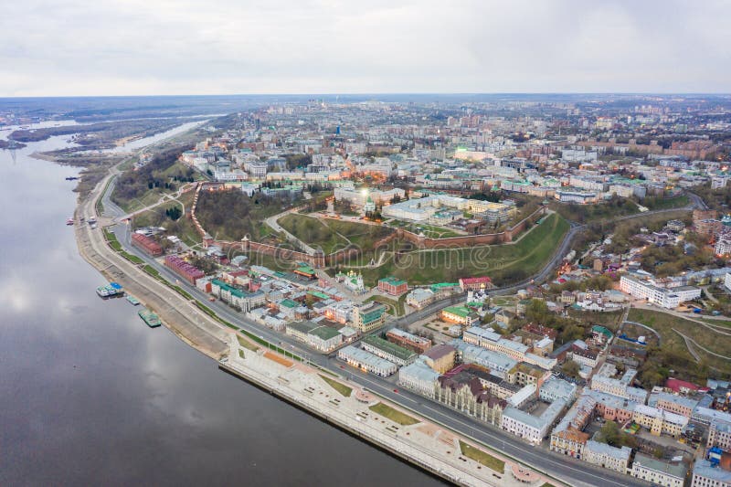 Aanzicht op het Nizhny Novgorod Kremlin en de oude stad aan de zijkant van de rivier Uit de lucht schieten Nizhny Novgorod royalty-vrije stock foto's Aanzicht op het Nizhny Novgorod Kremlin en de oude stad aan de zijkant van de rivier Uit de lucht schieten Nizhny Novgorod royalty-vrije stock foto's