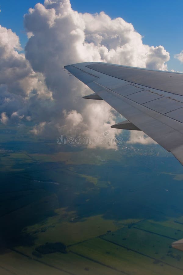 Aanzicht van Spanje vanaf een vliegtuig Wolken, vleugelvleugelvliegtuigen, groene rechthoeken van onderstaande velden royalty-vrije stock foto Aanzicht van Spanje vanaf een vliegtuig Wolken, vleugelvleugelvliegtuigen, groene rechthoeken van onderstaande velden royalty-vrije stock foto