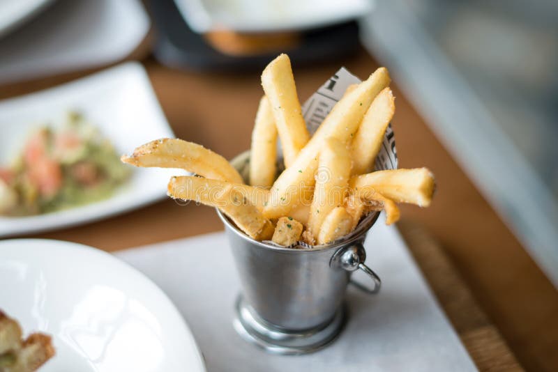 Aardappelsgebraden gerechten, Breadsticks in een emmer royalty-vrije stock afbeelding Aardappelsgebraden gerechten, Breadsticks in een emmer royalty-vrije stock afbeelding