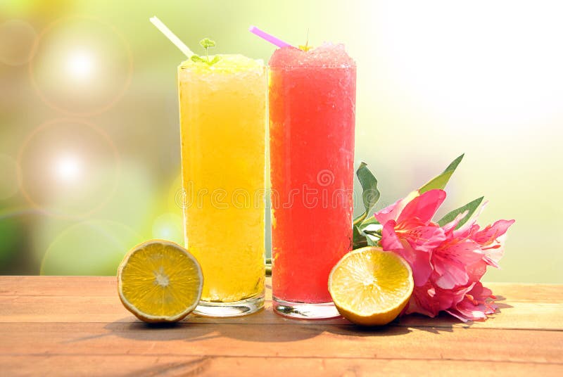 Aardbei en citroen smoothie royalty-vrije stock afbeeldingen Aardbei en citroen smoothie royalty-vrije stock afbeeldingen