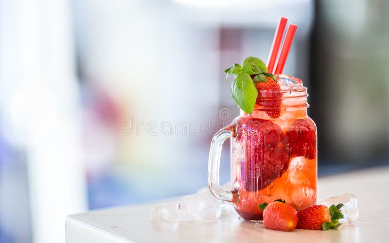Aardbei niet alcoholische limonade met basilicum en ijsblokjes royalty-vrije stock afbeelding Aardbei niet alcoholische limonade met basilicum en ijsblokjes royalty-vrije stock afbeelding