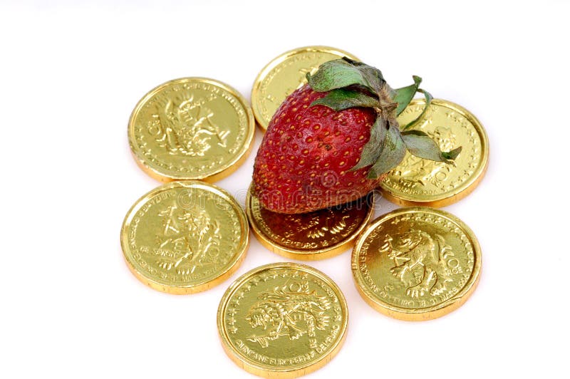 Aardbei op gouden muntstukken stock afbeeldingen Aardbei op gouden muntstukken stock afbeeldingen