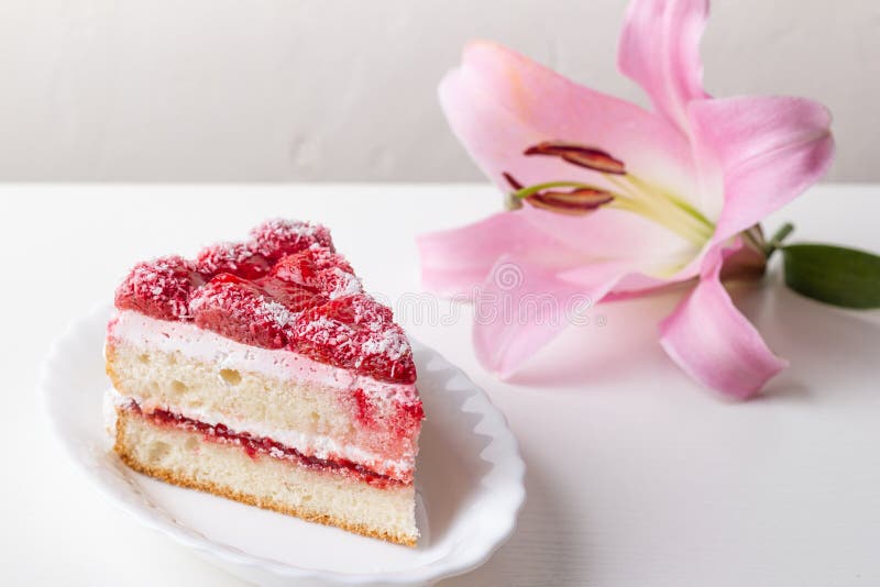 Aardbei zoet dessert in een kleine plaat en een roze bloem Close-up op een witte achtergrond royalty-vrije stock afbeeldingen Aardbei zoet dessert in een kleine plaat en een roze bloem Close-up op een witte achtergrond royalty-vrije stock afbeeldingen
