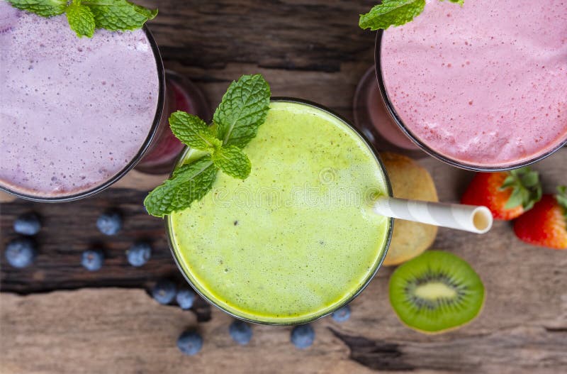 Aardbeikiwi en bosbessen smoothies fruit voor vermageringsdieet op houten backgroundfrom de hoogste mening stock foto Aardbeikiwi en bosbessen smoothies fruit voor vermageringsdieet op houten backgroundfrom de hoogste mening stock foto