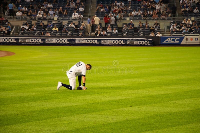 Aaron Judge kneels and prays before game