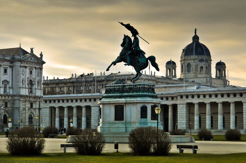 Aartshertog Charles Statue met Museum van Art History in Wenen royalty-vrije stock afbeelding Aartshertog Charles Statue met Museum van Art History in Wenen royalty-vrije stock afbeelding