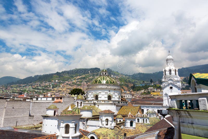 Fileira De Bonecas De Pano Na Roupa Tradicional, Equador Foto de Stock -  Imagem de vestido, objeto: 108578722