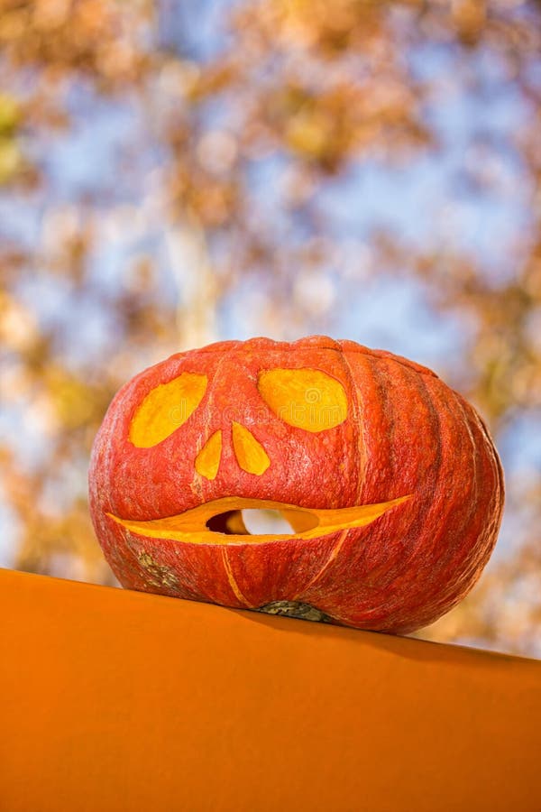 Abóbora de halloween com cara assustadora e salpicos coloridos