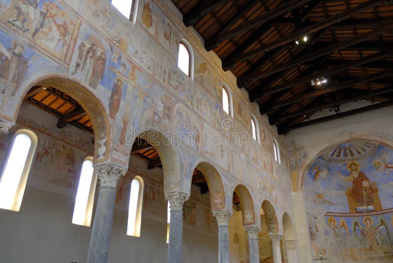 Abadía Benedictina De Sant'Angelo En Formis Foto de archivo - Imagen de  emociones, fondos: 173403078