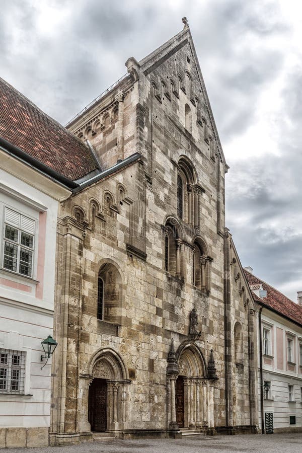 Abadia da cruz & do x28 santamente; Stift Heiligenkreuz& x29; em madeiras de Viena imagens de stock Abadia da cruz & do x28 santamente; Stift Heiligenkreuz& x29; em madeiras de Viena imagens de stock