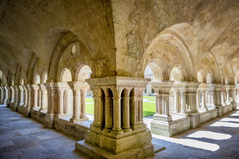 Abadia de Fontenay, Borgonha, França O interior da abadia Cistercian famosa de Fontenay, um patrimônio mundial do UNESCO situa de imagens de stock royalty free Abadia de Fontenay, Borgonha, França O interior da abadia Cistercian famosa de Fontenay, um patrimônio mundial do UNESCO situa de imagens de stock royalty free