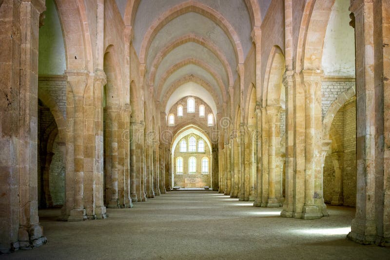 Abadia de Fontenay, Borgonha, França O interior da abadia Cistercian famosa de Fontenay, um patrimônio mundial do UNESCO situa de fotos de stock Abadia de Fontenay, Borgonha, França O interior da abadia Cistercian famosa de Fontenay, um patrimônio mundial do UNESCO situa de fotos de stock