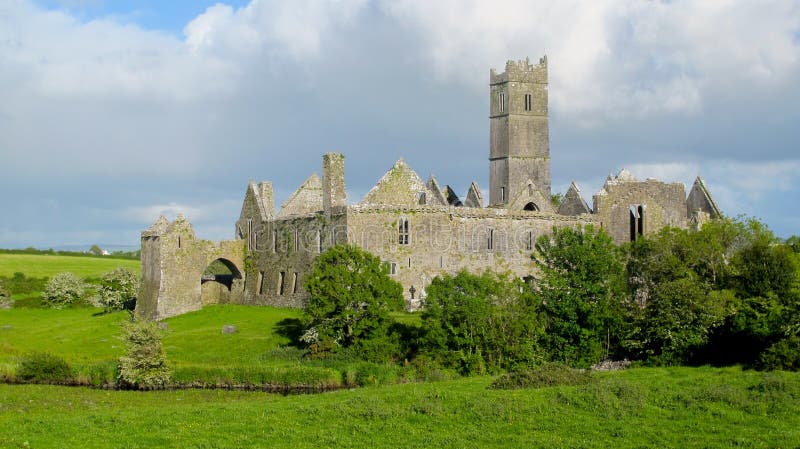 Abadía de Quin, condado Clare, Irlanda imagen de archivo libre de regalías Abadía de Quin, condado Clare, Irlanda imagen de archivo libre de regalías