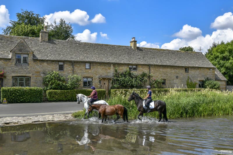 ABAISSEZ L'ABATTAGE, LE COTSWOLDS, GLOUCESTERSHIRE, cottages de pierre de l'ANGLETERRE Cotswold à la lumière du soleil d'après-mi. L'abattage inférieur est un du ` s de Cotswold la plupart des villages idylliques où vous devriez abandonner votre voiture et errer autour à pied Il résume parfaitement même le meilleur des villages anglais tranquilles, ayant les attributs notables des écoulements de l'eau paisibles, un beau vieux moulin, des cottages en pierre magnifiques, une église splendide et deux belles maisons de campagne du 17ème siècle