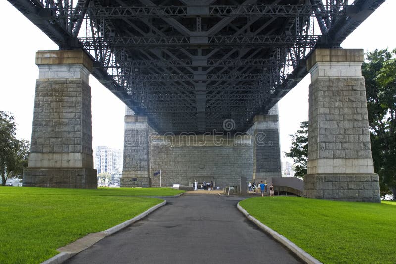 Abaixo de Sydney Harbor Bridge - a Austr?lia imagens de stock royalty free Abaixo de Sydney Harbor Bridge - a Austr?lia imagens de stock royalty free