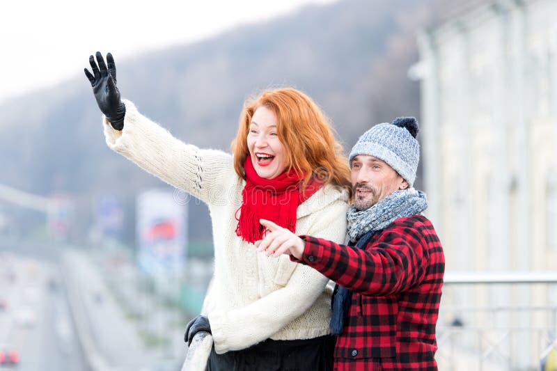Abanada dos pares a arejar Abanada vermelha da mulher do cabelo da ponte Senhora feliz com boas vindas do indivíduo aos amigos fotografia de stock royalty free Abanada dos pares a arejar Abanada vermelha da mulher do cabelo da ponte Senhora feliz com boas vindas do indivíduo aos amigos fotografia de stock royalty free