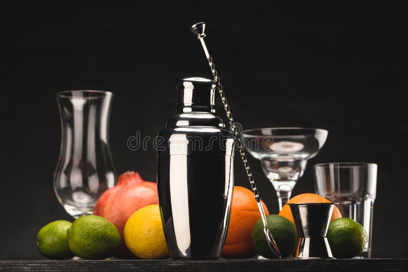 abanador para preparar a bebida do álcool e vidros vazios na tabela imagem de stock royalty free abanador para preparar a bebida do álcool e vidros vazios na tabela imagem de stock royalty free