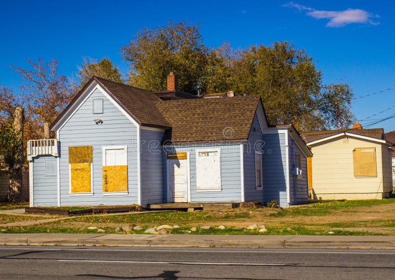 Abandonado em casa com embarcado acima das portas & do Windows imagem de stock royalty free