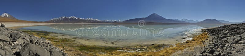 Abandone la reflexión vibrante insana del lago de montañas en el altiplano, Bolivia fotos de archivo libres de regalías Abandone la reflexión vibrante insana del lago de montañas en el altiplano, Bolivia fotos de archivo libres de regalías