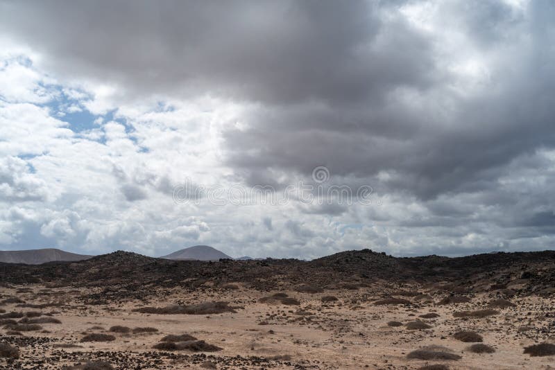 Abandone a paisagem vulcânica de pedra em Lanzarote, Ilhas Canárias imagem de stock royalty free Abandone a paisagem vulcânica de pedra em Lanzarote, Ilhas Canárias imagem de stock royalty free