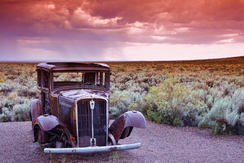 Abandoned car near the entrance to the Painted desert